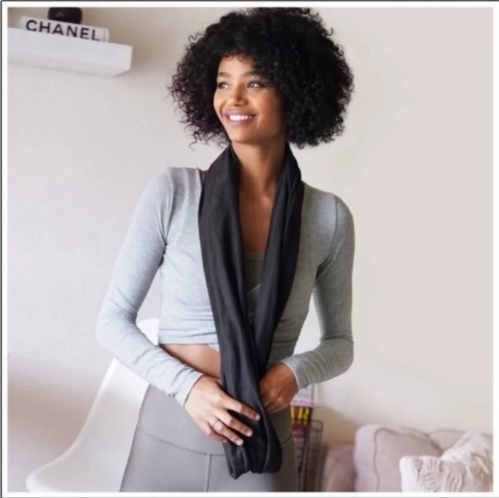 NEW! Beyond Yoga Pocket Infinity Scarf Black‎